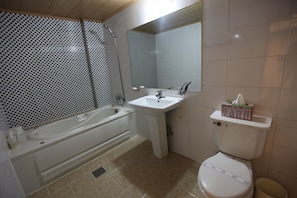 VIP | Bathroom | Combined shower/tub, free toiletries - Theme 21 Motel (Iksan)