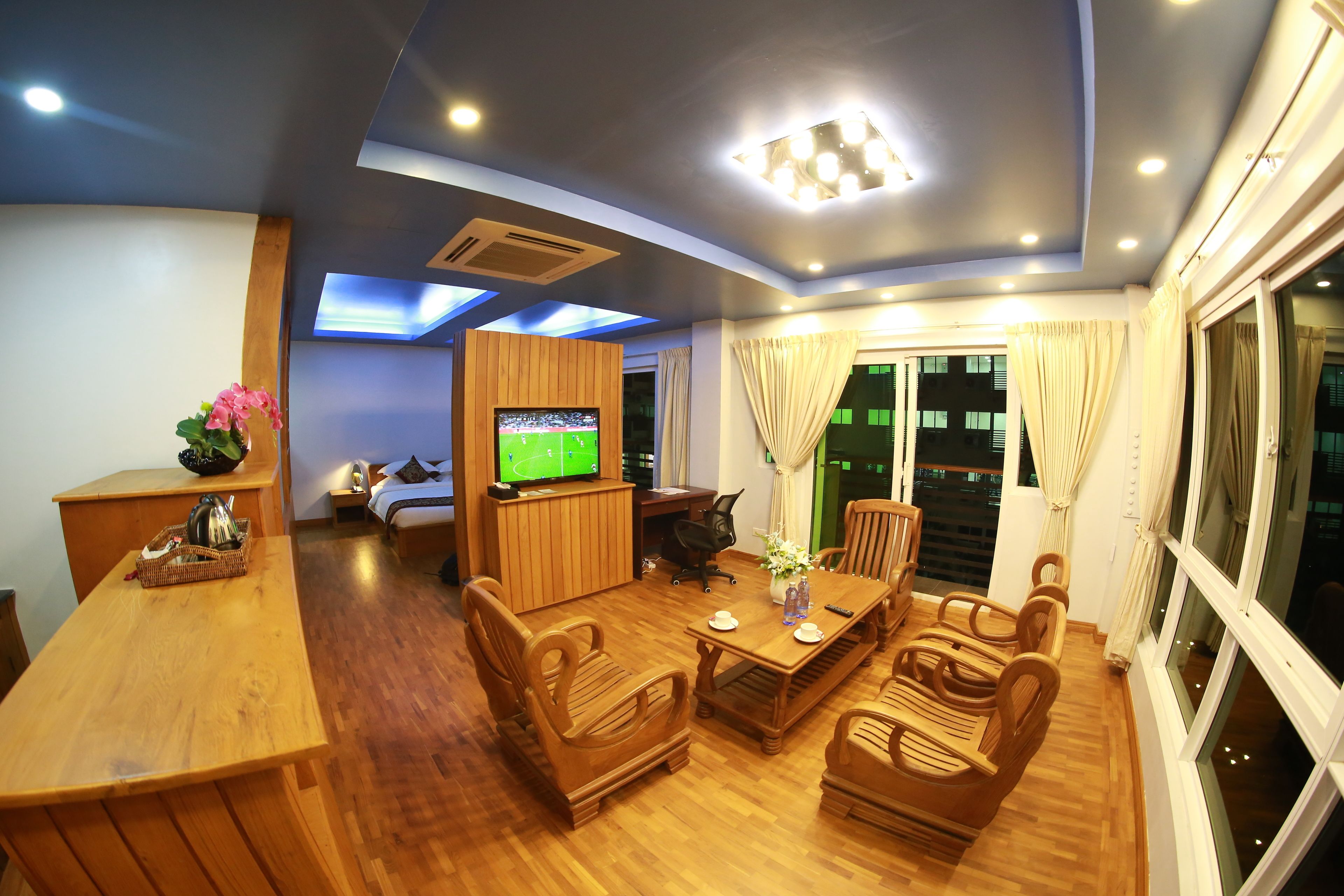 executive studio suite, river view | living room | 42-inch flat-screen tv with satellite channels, tv, fireplace