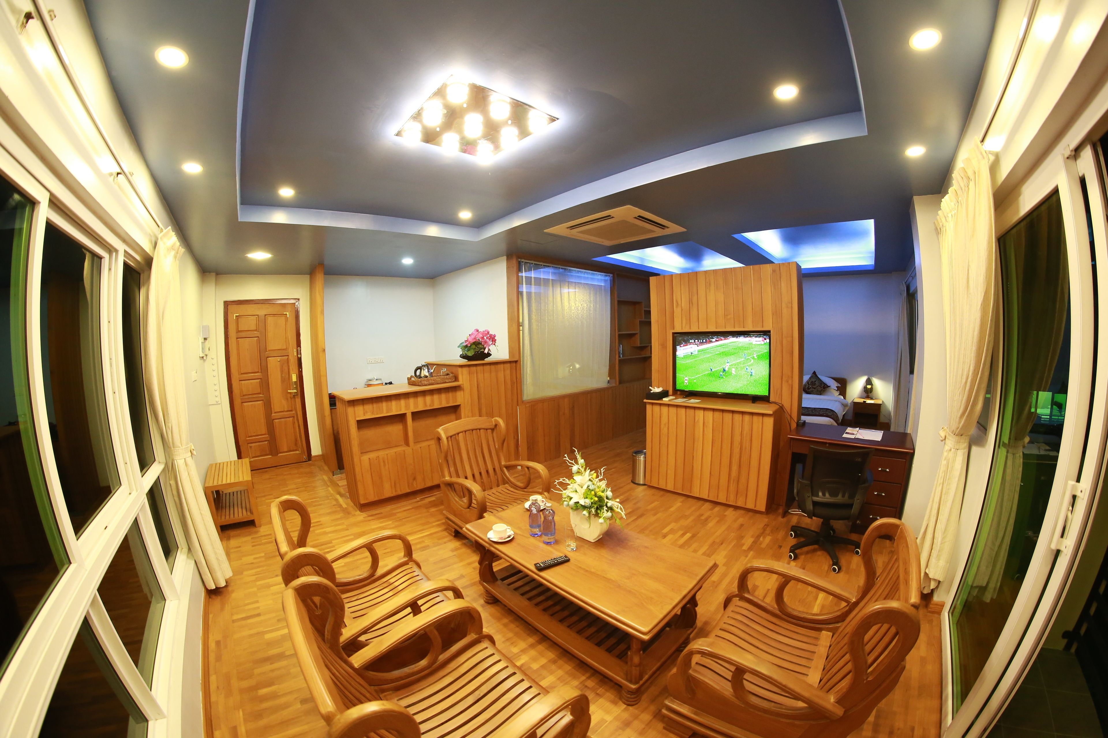 executive studio suite, river view | living room | 42-inch flat-screen tv with satellite channels, tv, fireplace