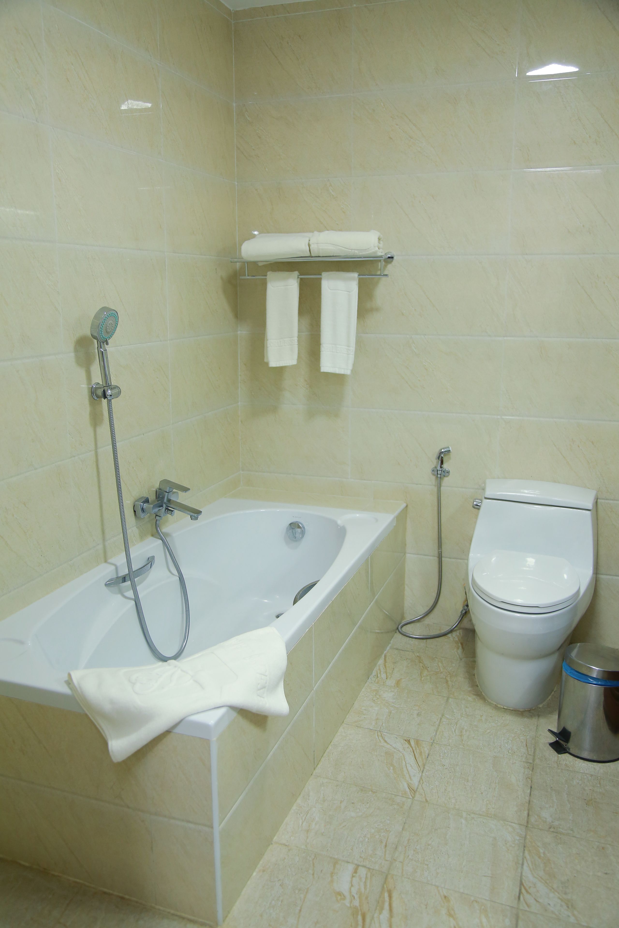 deluxe double room, 1 double bed, pool view, corner | bathroom | free toiletries, hair dryer, bathrobes, slippers