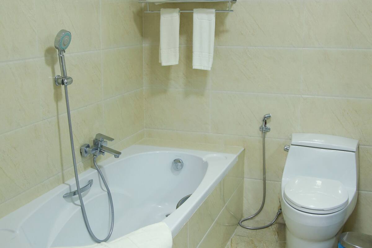 deluxe double room, 1 double bed, pool view, corner | bathroom | free toiletries, hair dryer, bathrobes, slippers