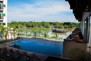 Outdoor pool, open 6 AM to 6:30 PM, pool umbrellas - Hotel Sincere Smile Yangon (Yangon)
