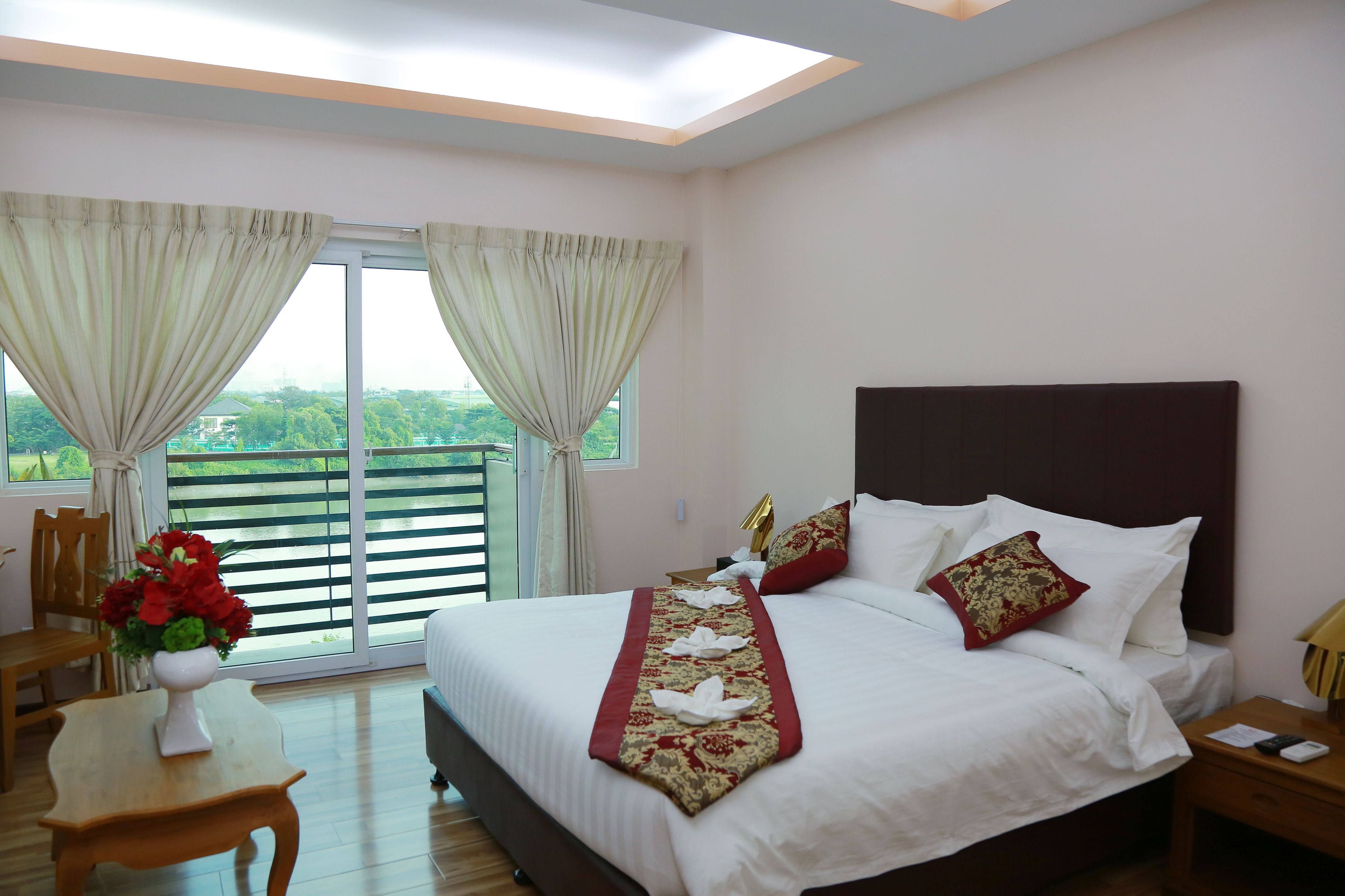 superior double or twin room, pool view | minibar, in-room safe, desk, blackout curtains