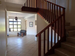 Staircase - Bluewater Lodge - Hostel (Nadi)