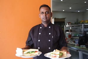 Food and drink - Bluewater Lodge - Hostel (Nadi)