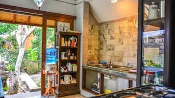 Kühlschrank, Mikrowelle, Wasserkocher mit Kaffee-/Teezubehör