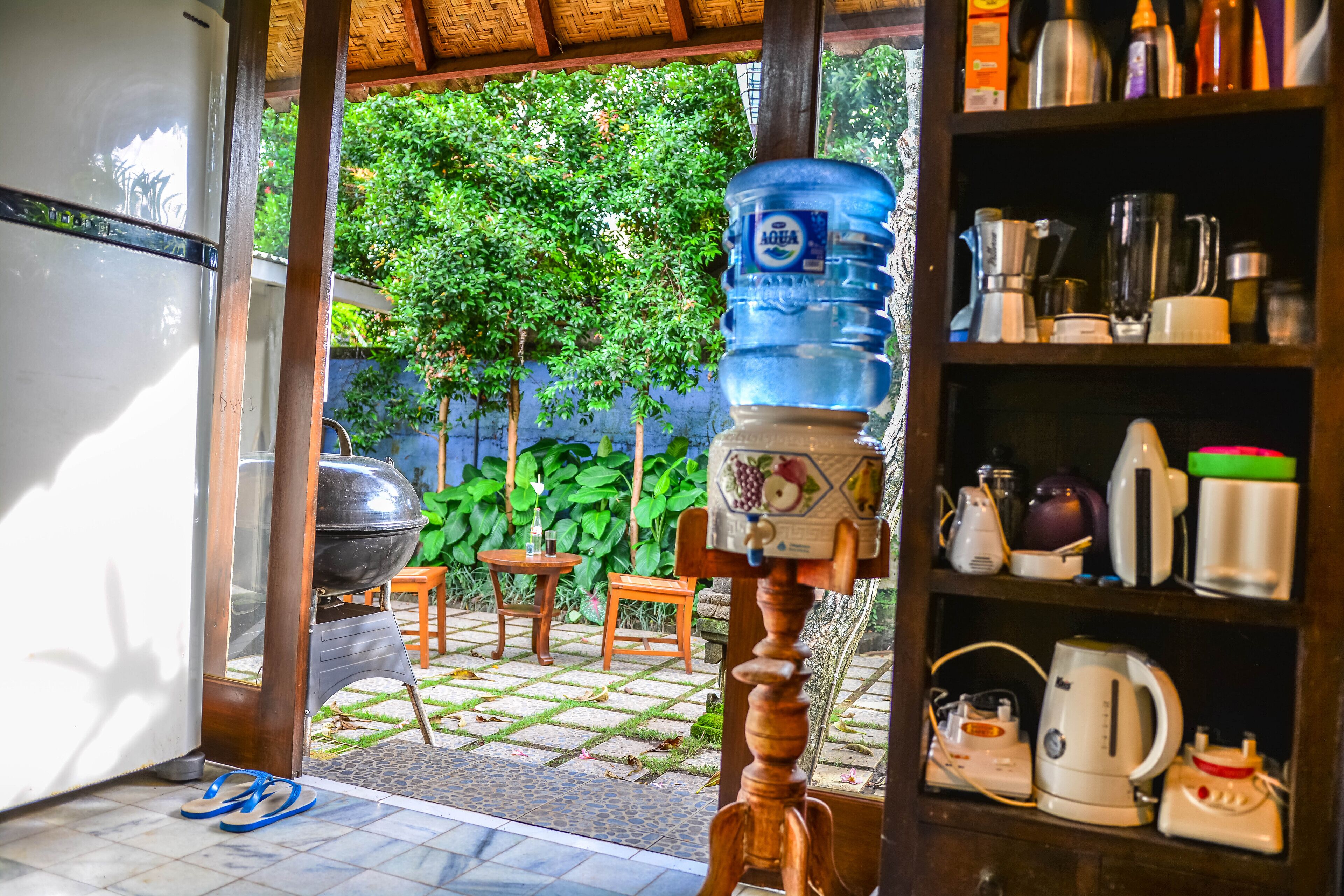 Kühlschrank, Mikrowelle, Wasserkocher mit Kaffee-/Teezubehör