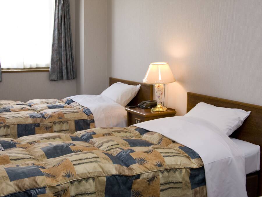 Twin Room | Desk, WiFi (free), bed sheets