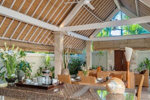 Dining - Bali Holiday Villas - La Playa (Seminyak)