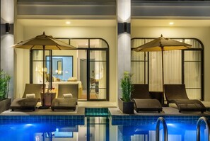 Deluxe Double Room, Pool Access | Minibar, värdeförvaringsskåp på rummet och mörkläggningsgardiner