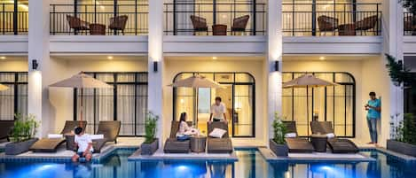 Deluxe Double Room, Pool Access | มินิบาร์, ตู้นิรภัยในห้องพัก, ผ้าม่านกันแสง, Wi-Fi ฟรี