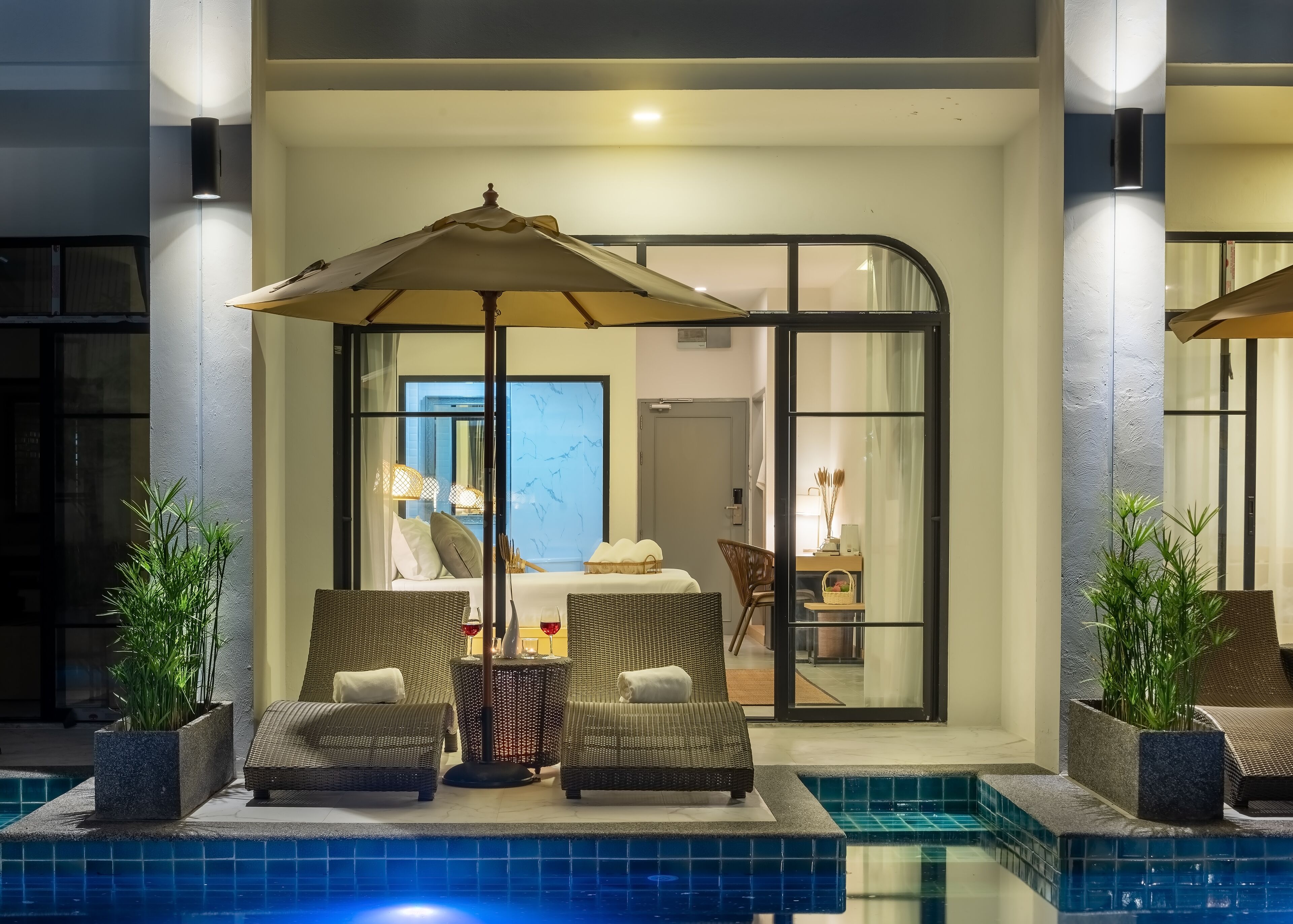 Deluxe Double Room, Pool Access | Minibar, két bảo mật tại phòng, màn/rèm cản sáng 