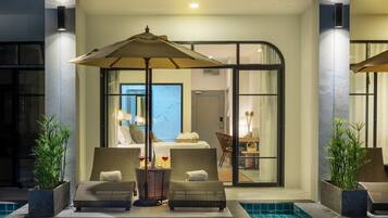 Deluxe Double Room, Pool Access | Minibar, caja de seguridad en la habitación y cortinas blackout