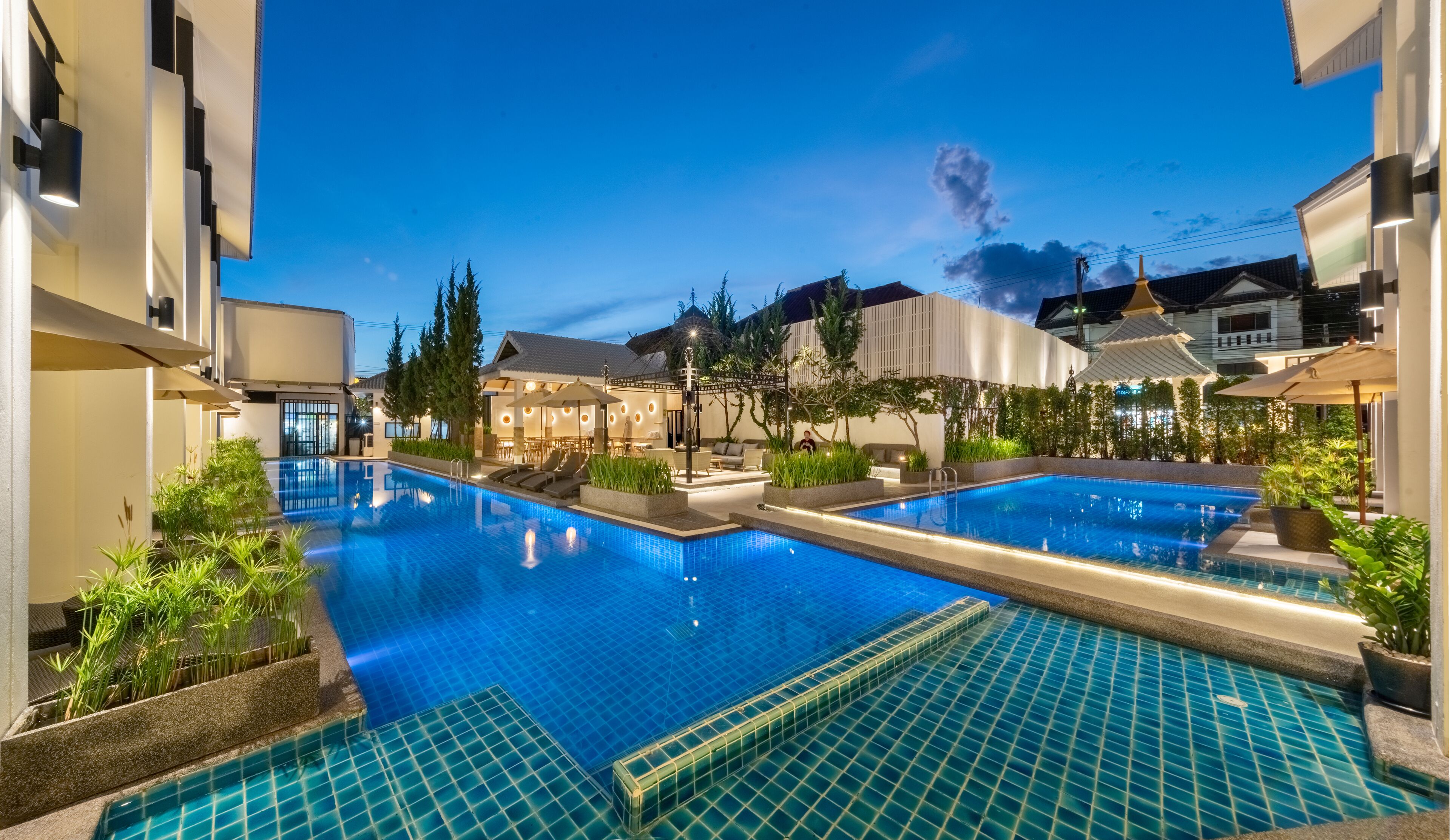 Piscina externa, espreguiçadeiras