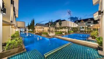 Piscina externa, espreguiçadeiras