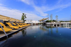Outdoor pool, sun loungers - Varinah Resort (Sam Roi Yot)