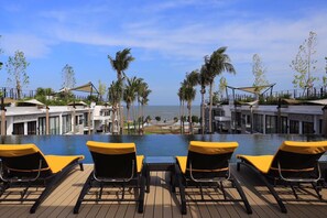 Outdoor pool, sun loungers - Varinah Resort (Sam Roi Yot)