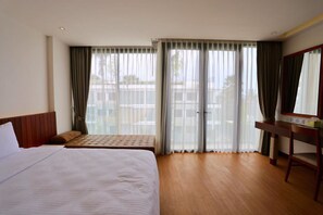 เครื่องนอนป้องกันสารก่อภูมิแพ้, ตู้นิรภัยในห้องพัก, โต๊ะทำงาน