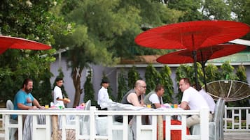 Breakfast, lunch, dinner served; international cuisine