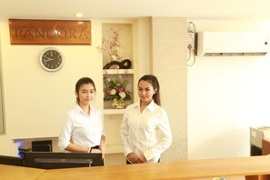 Reception - Pandora Motel (Yangon)