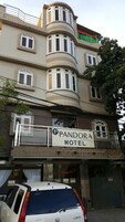 Un edificio en esquina con un cartel que dice Pandora Motel.