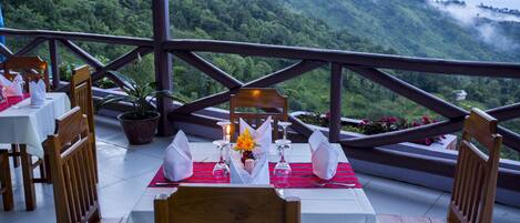 供应早餐、午餐和晚餐,国际美食