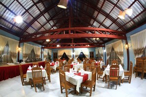 Breakfast, lunch, dinner served; international cuisine 