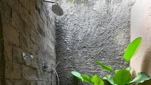 Douche, douche à « effet pluie », articles de toilette gratuits