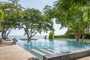 2 outdoor pools, free pool cabanas, pool loungers - Baan San Kraam By Favstay (Cha-am)
