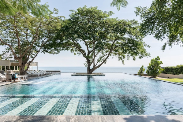 2 piscines extérieures, cabanas gratuites, chaises longues