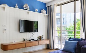 Appartement, 2 chambres | Aire de séjour | Téléviseur à écran plat de 32 po avec télévision par câble, téléviseur