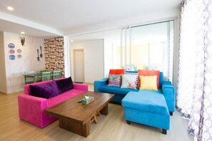 2 Bedrooms, Pool Access | Woonruimte | Een 32-inch flatscreentelevisie met kabelzenders en een televisie