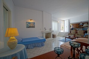 Maison Familiale | Coin séjour | TV connectée, cheminée, Netflix