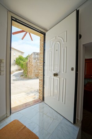 Maison Familiale | Coin séjour | TV connectée, cheminée, Netflix