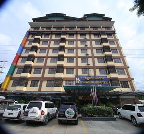 Free self parking - Shwe Htee Hotel (Mandalay)