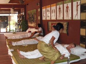 Tratamentos corporais, massagens tailandesas, bandagem corporal