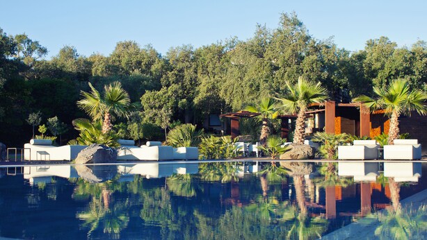 A pool area with lounge chairs and palm trees. - Vallegrande Nature Resorts (Cefalù)