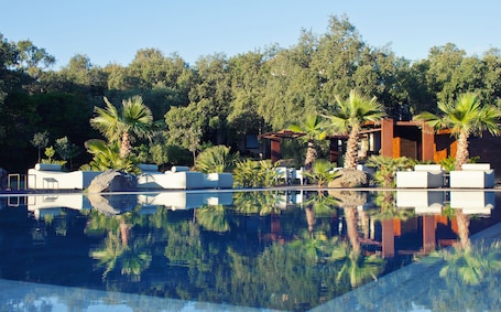 Poolside bar. Vallegrande Nature Resorts