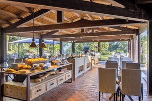 Free daily buffet breakfast