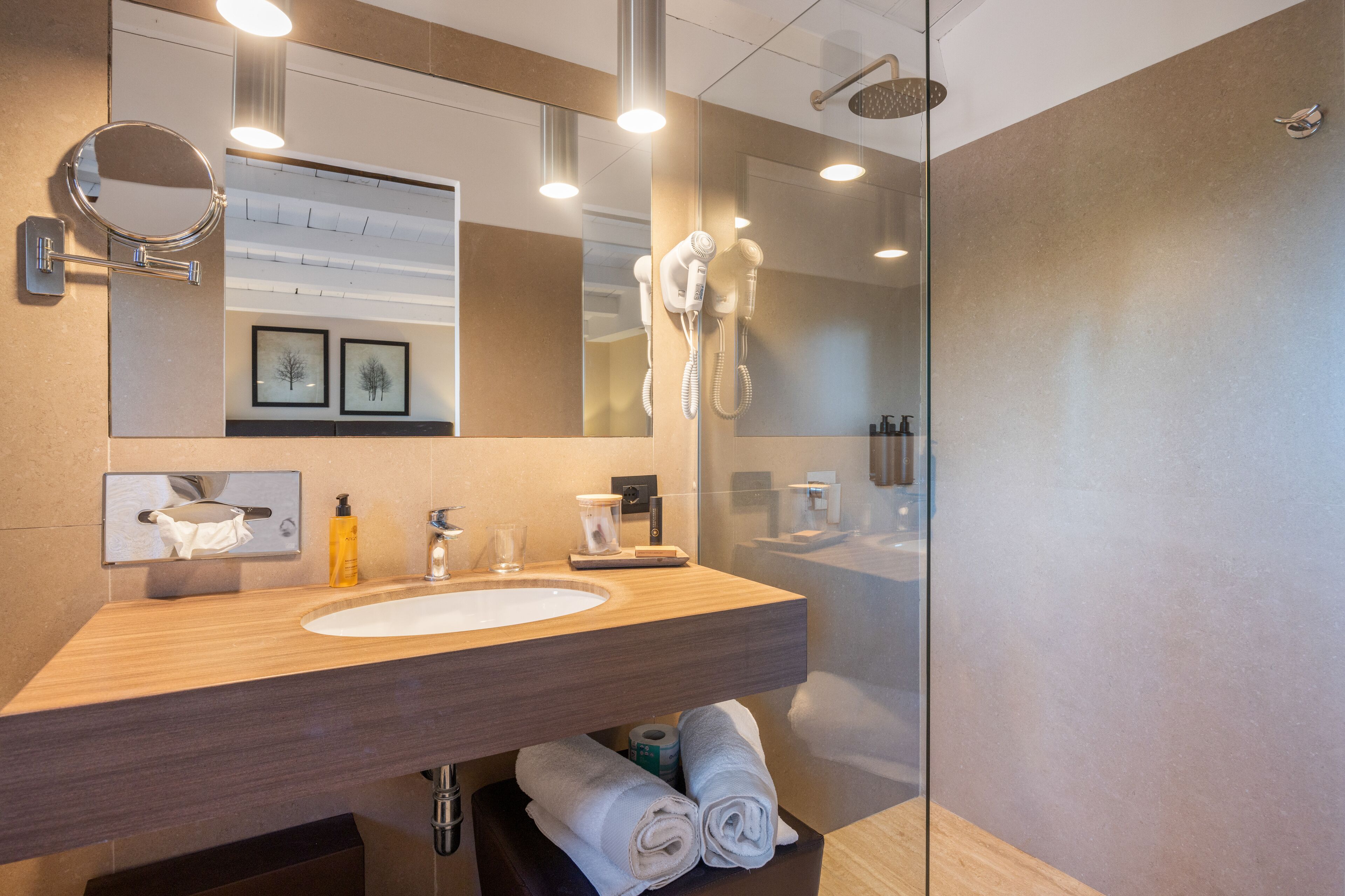 elite triple room | bathroom | shower, free toiletries, hair dryer, bidet