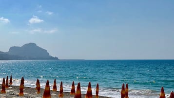 Playa en los alrededores y playa de arena negra