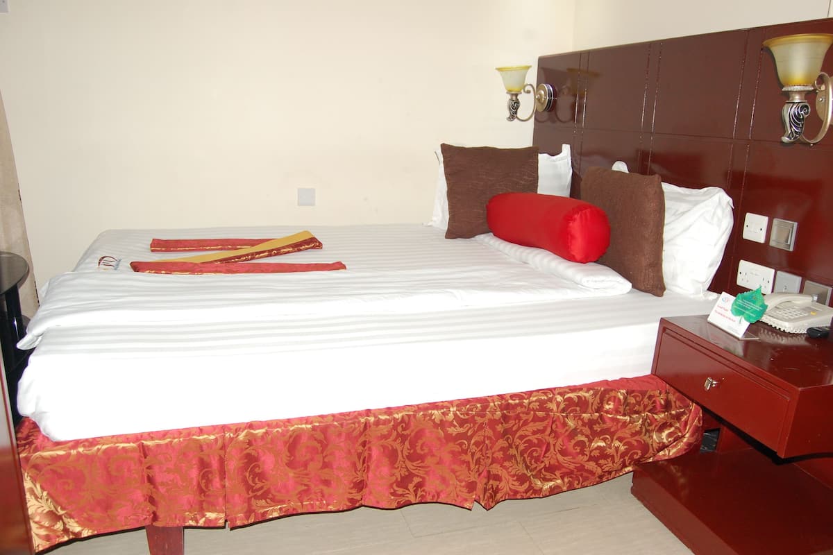 Standard Room | In-room safe, desk, free WiFi