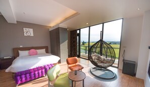 Habitación cuádruple Deluxe, 1 habitación, bañera | Caja fuerte, decoración individual, mobiliario individual y escritorio