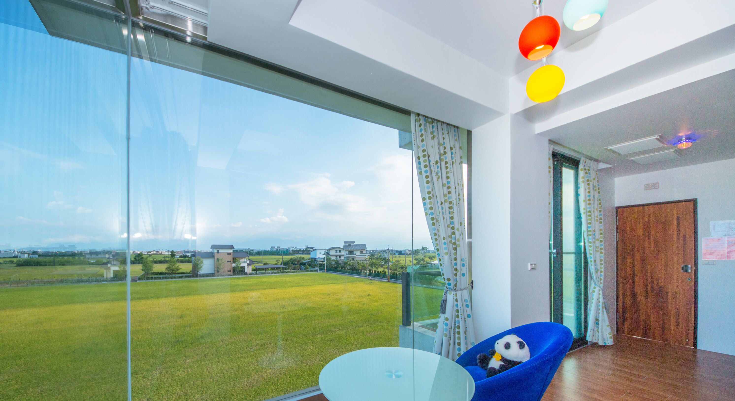 Caja de seguridad en la habitación y decoración personalizada 