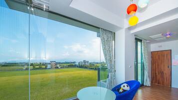 Caja de seguridad en la habitación y decoración personalizada