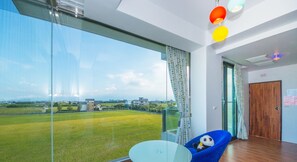 房內夾萬、獨特設計、獨特裝修、書桌