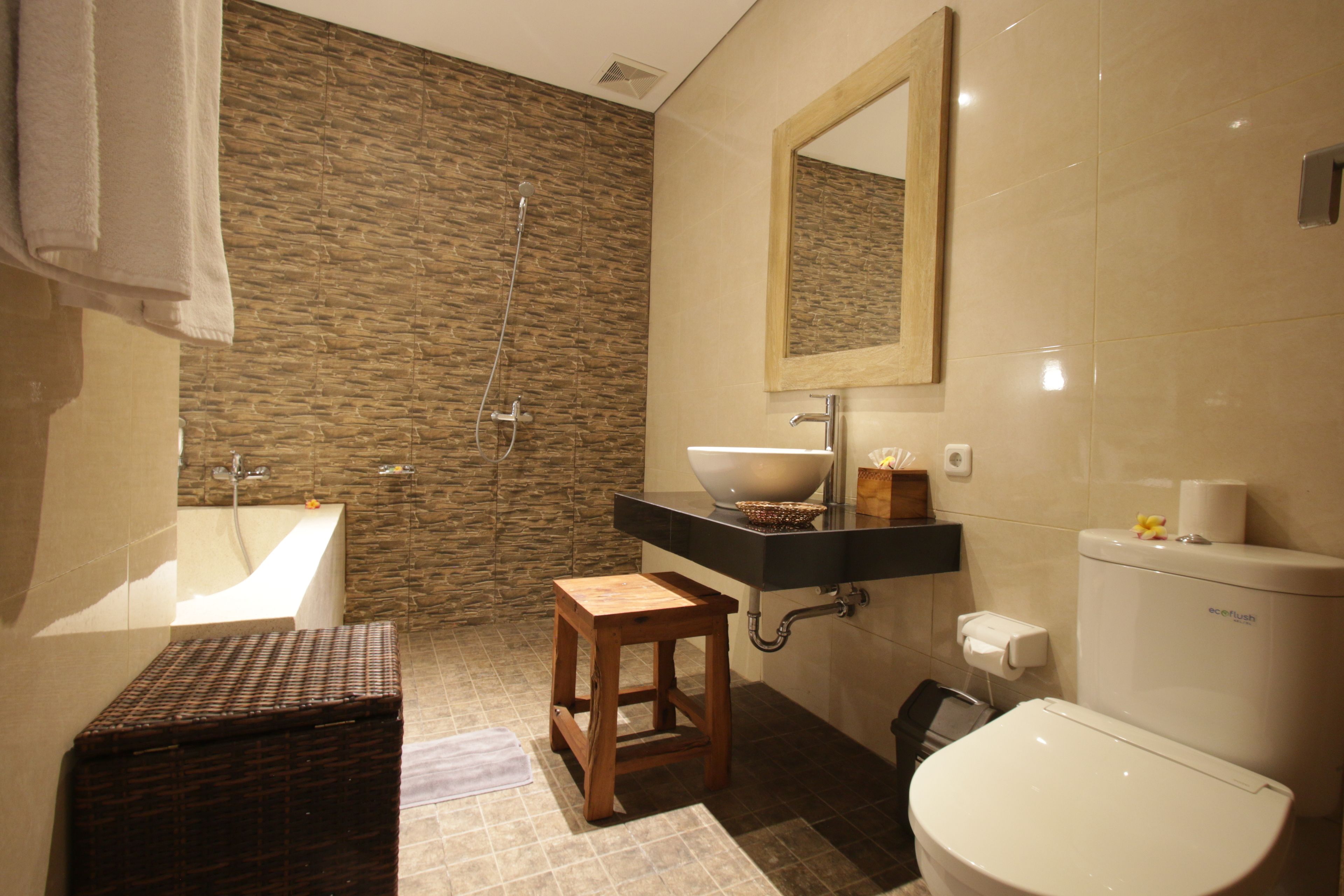 deluxe suite | bathroom | separate bathtub and shower, deep-soaking bathtub, rainfall showerhead