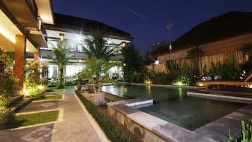 Piscina all'aperto, lettini