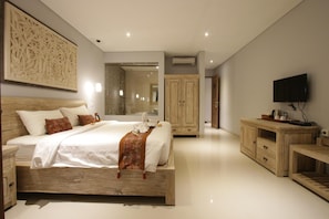 Tallelokero huoneessa, työpöytä, äänieristys, lisävuoteet