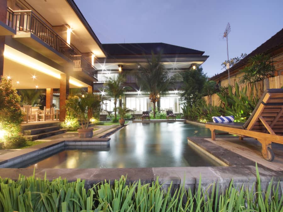 Piscina externa, espreguiçadeiras